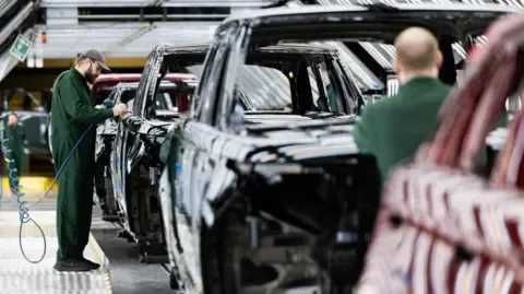 Jaguar Land Rover Vendor Network Workers Reportedly Told to Apply for Government Benefits, Union States