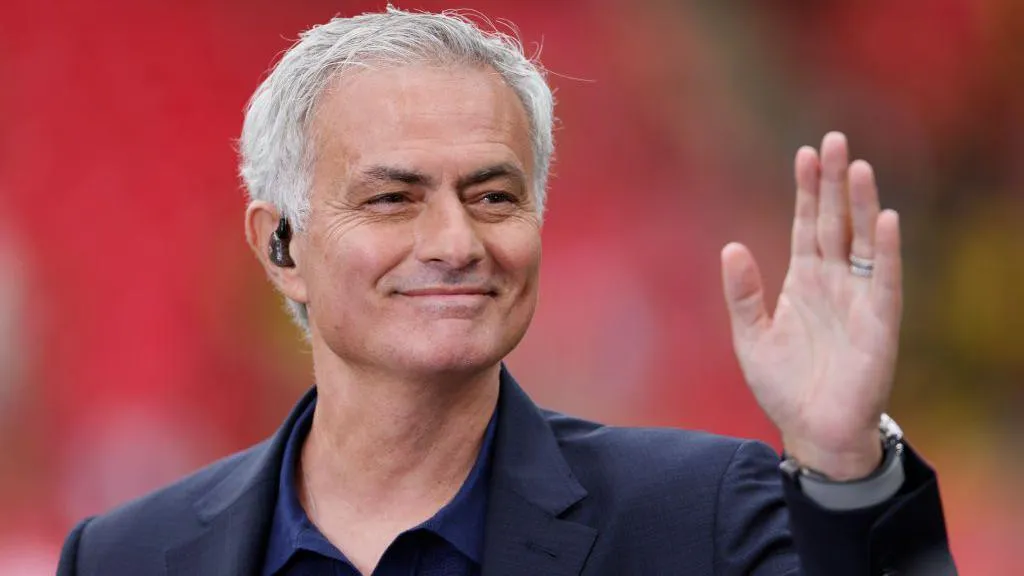 Which person says not to Benfica? - Mourinho touches down for talks