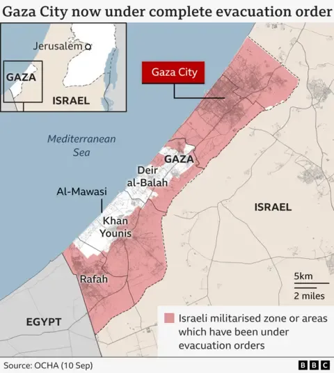 Numerous Civilians Flee as Israeli Forces Push Further into Gaza City