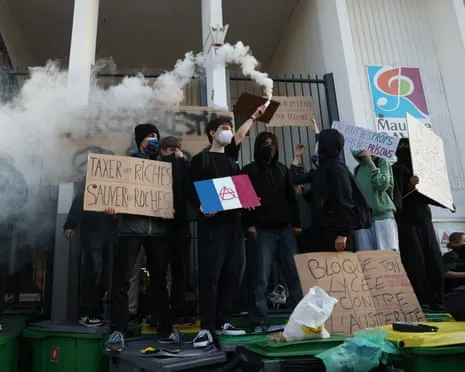 New France's PM Under Intense Pressure as Countrywide Strikes Disrupt Education and Transportation